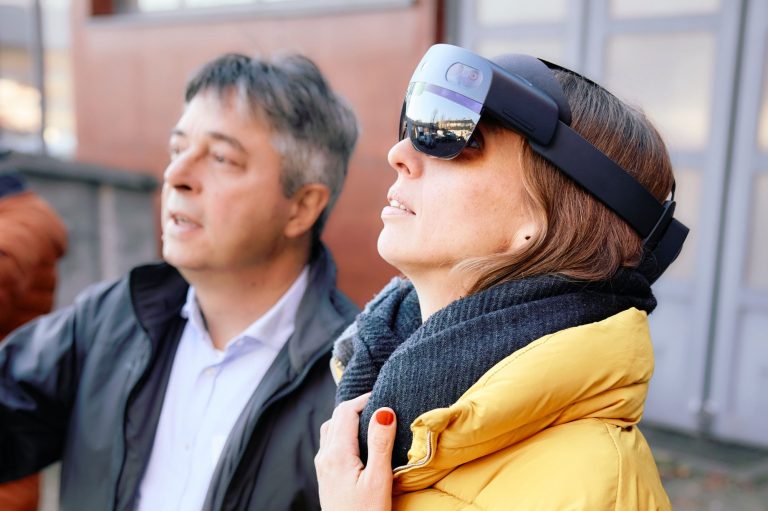 ...Autorin von Reportagen und Interviews... (Foto: David Kliewer) Ebba mit einer Augmented-Reality-Brille vor den Augen