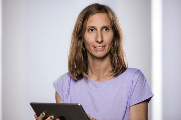 Ich bin Texterin für Unternehmenswebsites und Social-Media-Kanäle... Ebba mit einem Tablet in der Hand