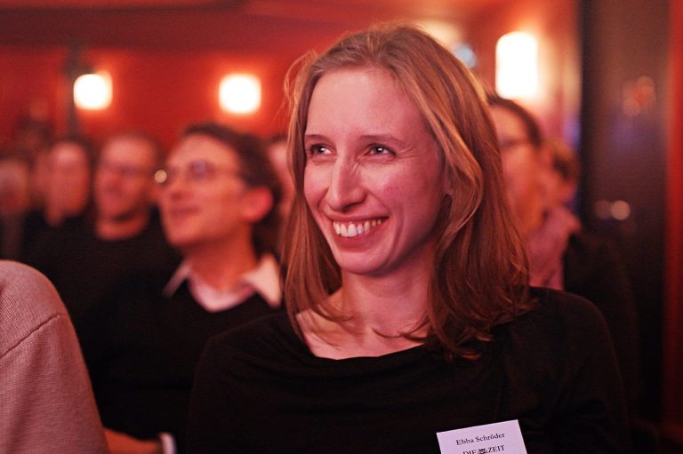 ...Redenschreiberin und Redakteurin von Audio-/Video-Content. Ebba im Publikum einer Veranstaltung